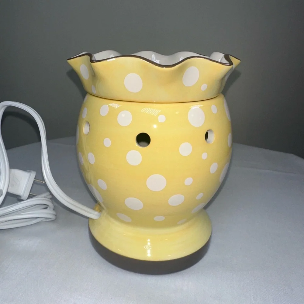 NEW Scentsy Dotty Full Size Warmer Ceramic Yellow White Polka Dot